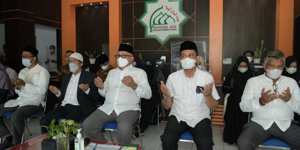 Sekda Aceh, dr. Taqwallah, M.Kes, didampingi Kepala Sekretariat Baitulmal Aceh, Rahmad Raden, S.Sos mengikuti zikir dan doa bersama memohon dijauhkan dari wabah dan bencana Covid-19, yang diikuti secara virtual oleh seluruh ASN Pemerintah Aceh, di Kantor Sekretariat Baitul Mal Aceh, Banda Aceh, Jumat (11/3/2022). Foto: Humpro