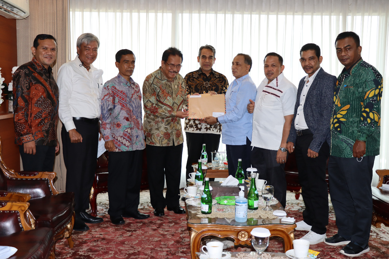 Komite Peralihan Aceh (KPA) saat menyerahkan dokumen 3000 nama mantan kombatan ke Menteri ATR,  Sofyan Djalil. (Foto: Dok. Ist)