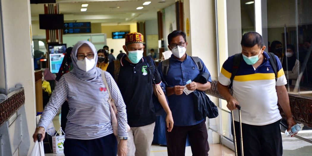 Para Delegasi Muktamar XXXI Ikatan Dokter Indonesia (IDI) membawa oleh-oleh souvenir produk kerajinan khas Aceh saat hendak pulang ke daerah masing-masing di VVIP Bandara Internasional Sultan Iskandar Muda (SIM), Blang Bintang, Aceh Besar, Minggu, (27/3/2022). Foto: Humpro
