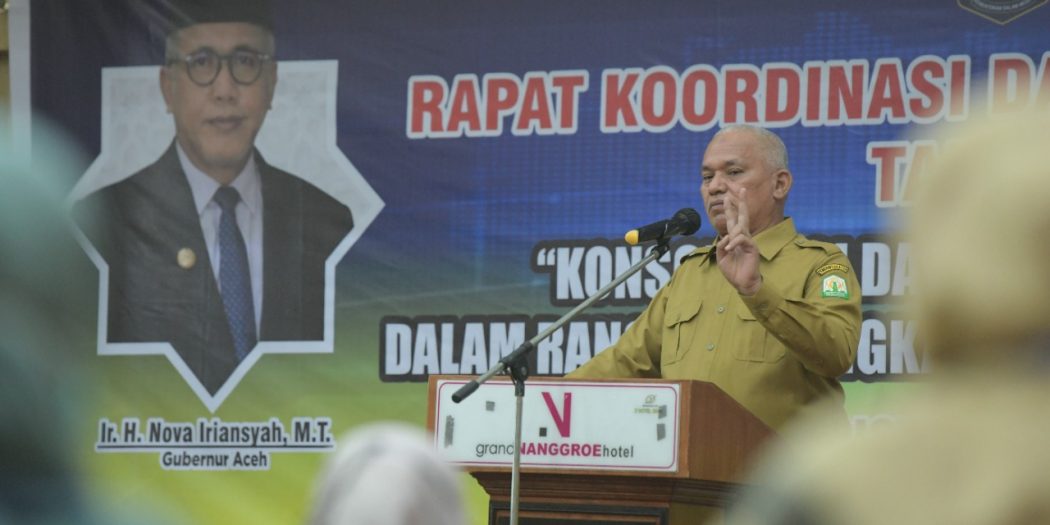 Sekda Aceh, dr. Taqwallah, M.Kes memberikan sambutan dan arahan saat membuka Rapat Koordinasi Daerah Dukcapil Aceh tahun 2022 dengan tema Konsolidasi dan Penerapan SIAK terpusat dalam rangka Peningkatan Kualitas Layanan Adminduk, di Hotel Grand Nanggroe, Banda Aceh, Senin (28/3/2022). Foto: Humpro.