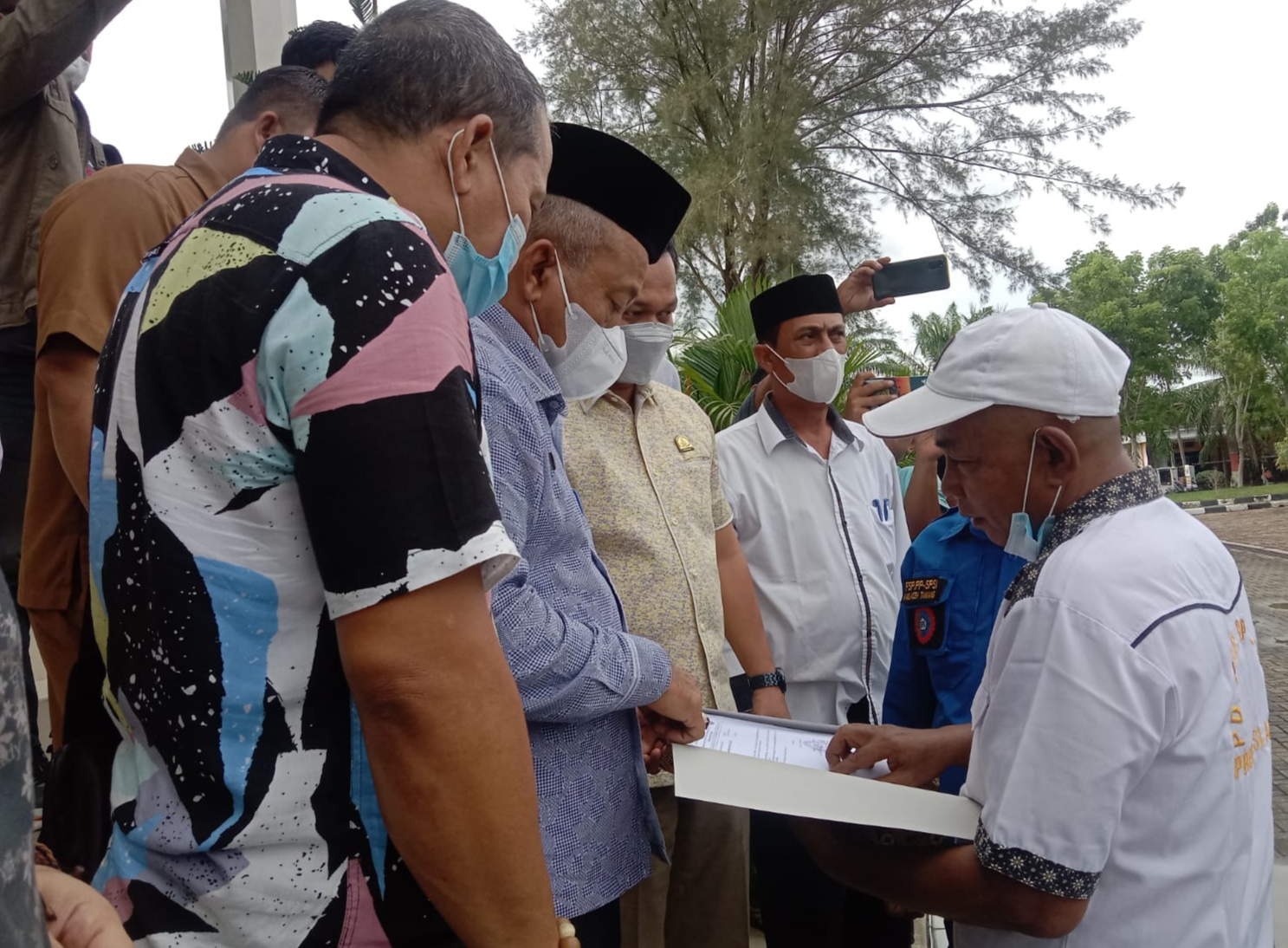 Anggota DPRK Aceh Tamiang saat menemui para buruh yang sedang melakukan aksi unjuk rasa di depan DPRK Aceh Tamiang, (Foto: Poris)