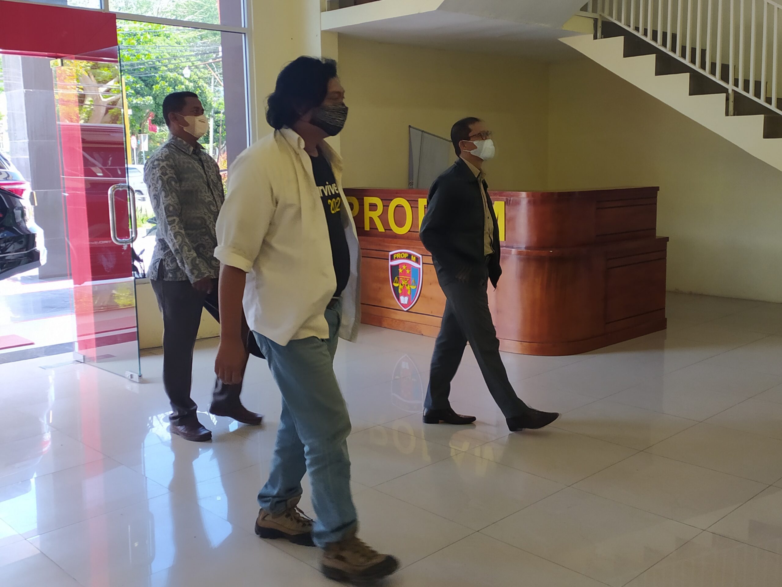 Win Wan Nur bersama Pengacara Nourman saat memasuki gedung Polres Aceh Tengah, Rabu (2/3/2022). Foto: Ist.