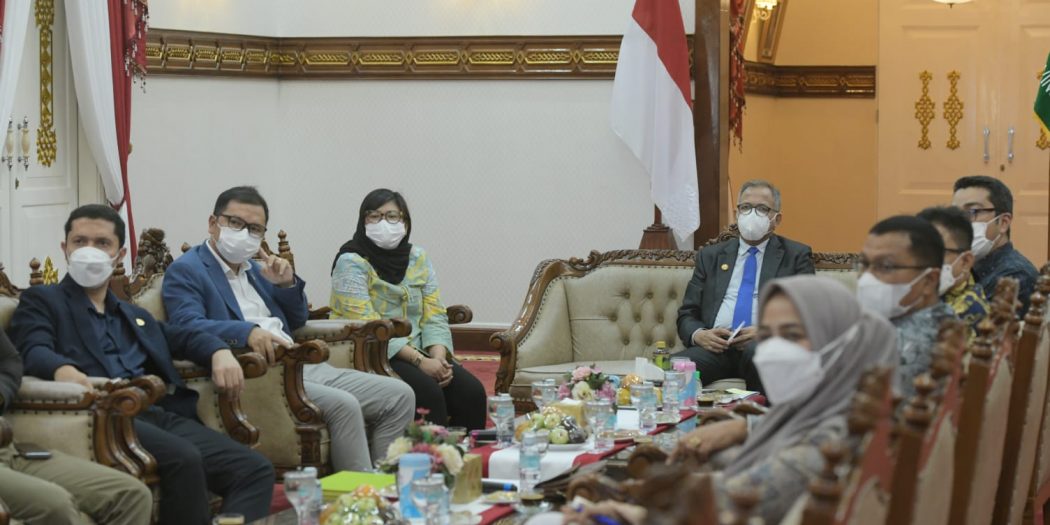 Gubernur Aceh Nova Iriansyah melakukan pertemuan dengan para petinggi Perusahaan Muhammed Bin Faisal (MBF) Group dari Uni Emirat Arab, membahas peluang investasi minyak, gas bumi, dan mineral di Meuligoe Gubernur Aceh, Banda Aceh, Kamis (10/3/2022). Foto: Humpro