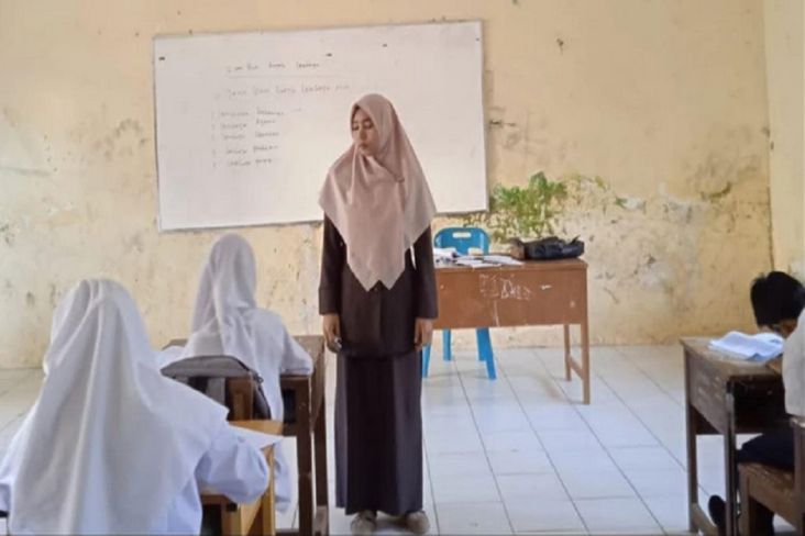 Masni, guru SMP di Jantho Makmur, Aceh Besar saat memberikan pelajaran kepada siswa dalam kelas. (Foto: ACTNews).
