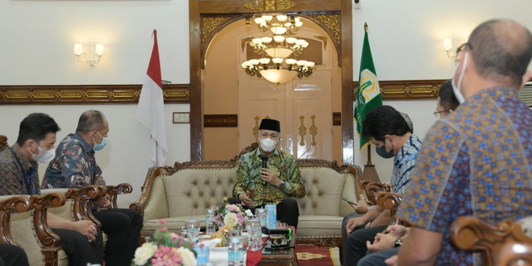 Gubernur Aceh, Nova Iriansyah, saat menerima kunjungan silaturrahmi dan audiensi General Manager PLN Wilayah Aceh, Parulian Novriandi beserta rombongan, di Meuligoe Gubernur Aceh, Banda Aceh, Kamis (24/3/2022). Foto: Humpro.