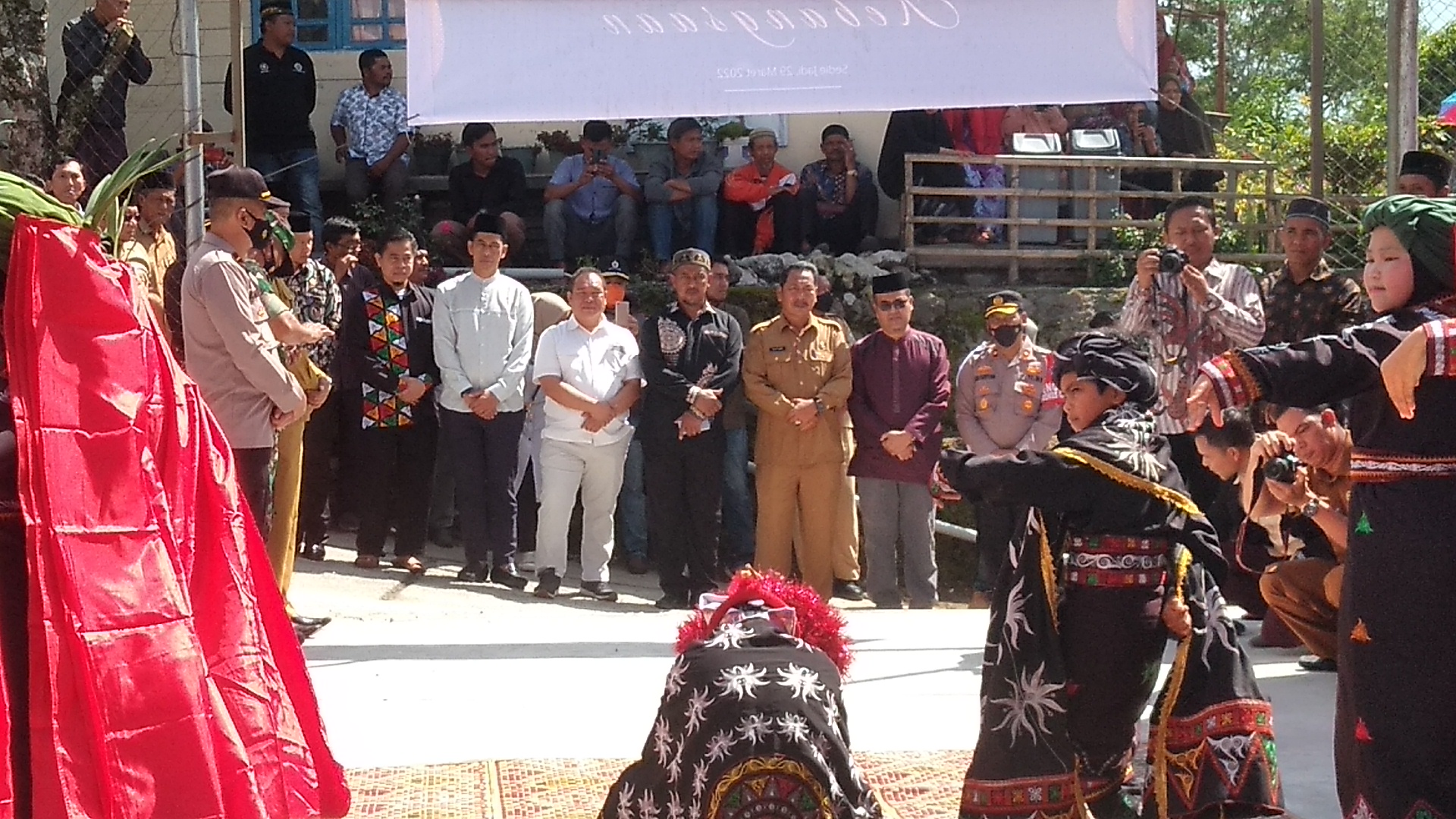 Para tokoh disambut Tari Guel di halaman Kantor Desa Sedie Jadi, Selasa (29/3/2022). Foto: Ist.