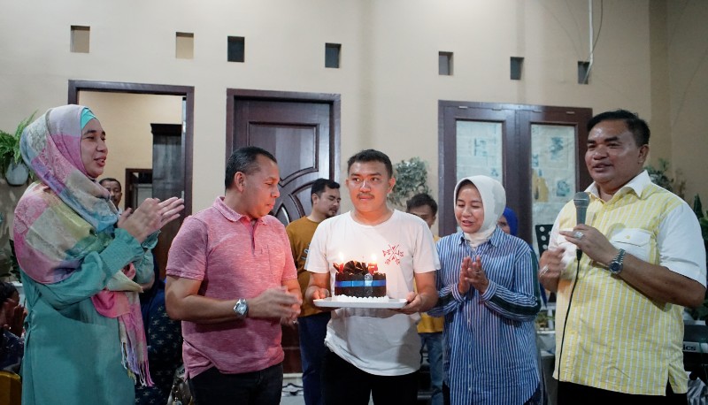 Salim Fackry beri kejutan untuk Muslim SHi. (Foto: LintasGAYO)