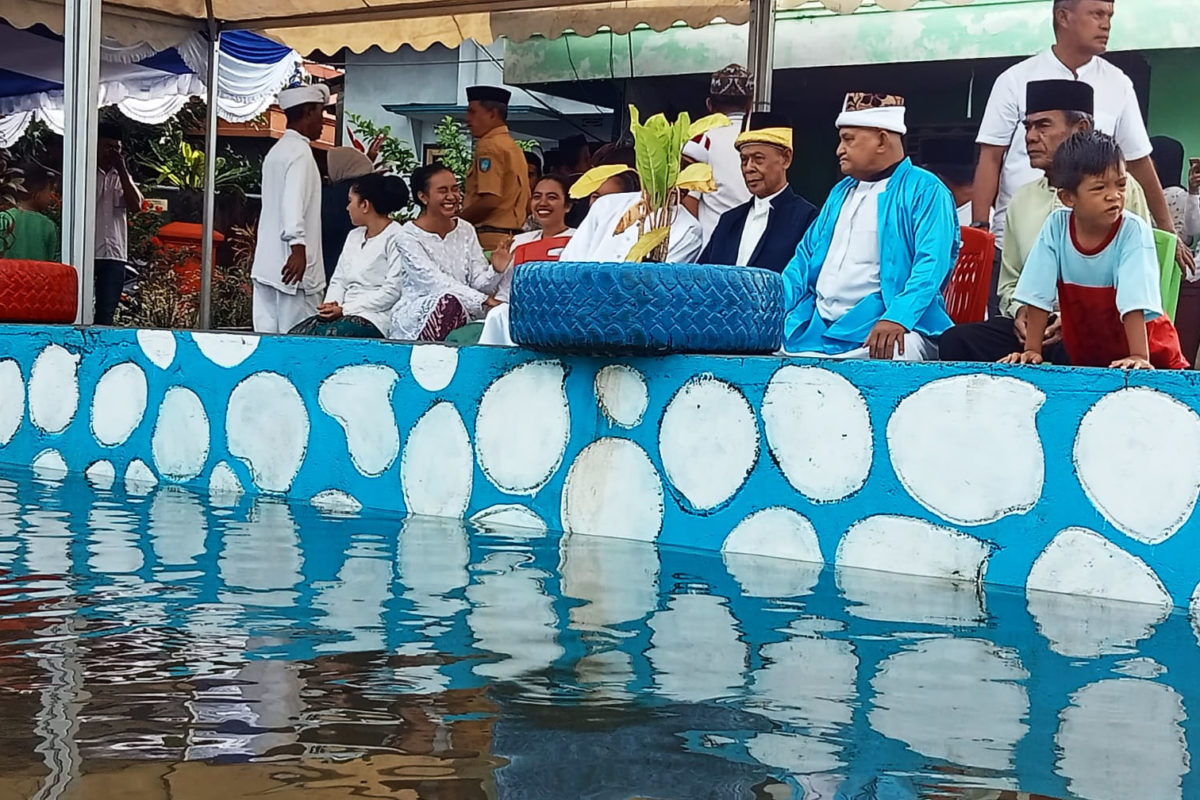 Warga Ternate Utara, Maluku Utara, melaksanakan ritual sigofi ake atau membersihkan air di Mata Air Ake Gaale. Foto: Mahmud Ichi/ Mongabay Indonesia