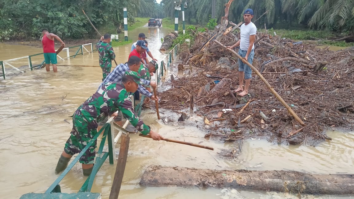 Dandim 0117/Aceh Tamiang Letkol Czi. Alfian Rachmad Purnamasidi SIP. M. Si saat meninjau lokasi banjir. (Foto: Dok. Ist)