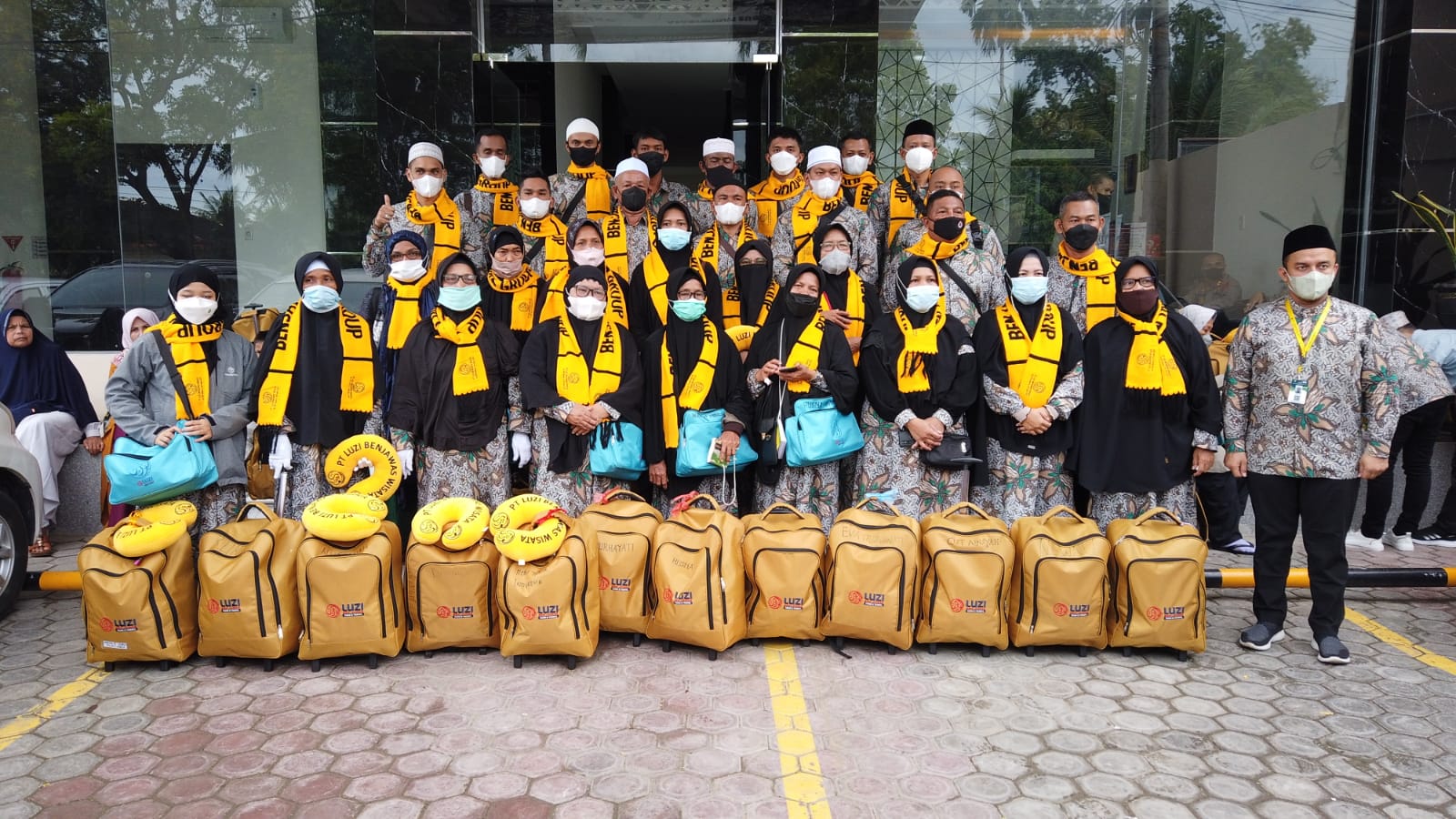 Jama'ah umroh saat melakukan sesi fot bersama sebelum keberangkatan. (Foto: Dok. Ist)