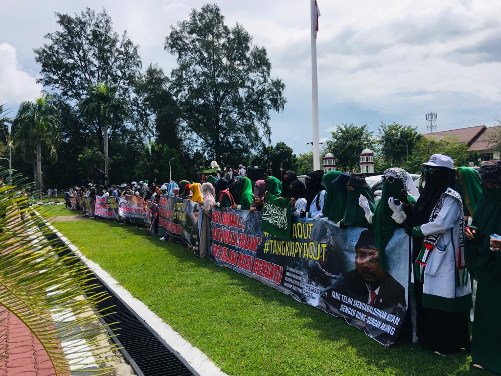 Aksi damai UIAB-ABI di depan kantor Gubernur Aceh, Senin (7/3/2022). Foto: Nukian/Hadiansyah.