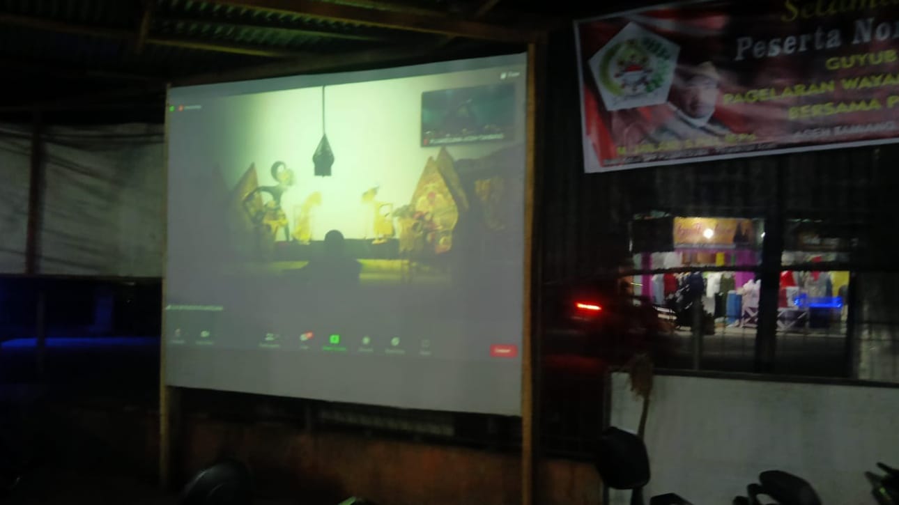 DPW Pujakesuma Aceh saat nonton bareng pagelaran Wayang Kulit, Sabtu (5/3/2022) malam. Foto: Poris.