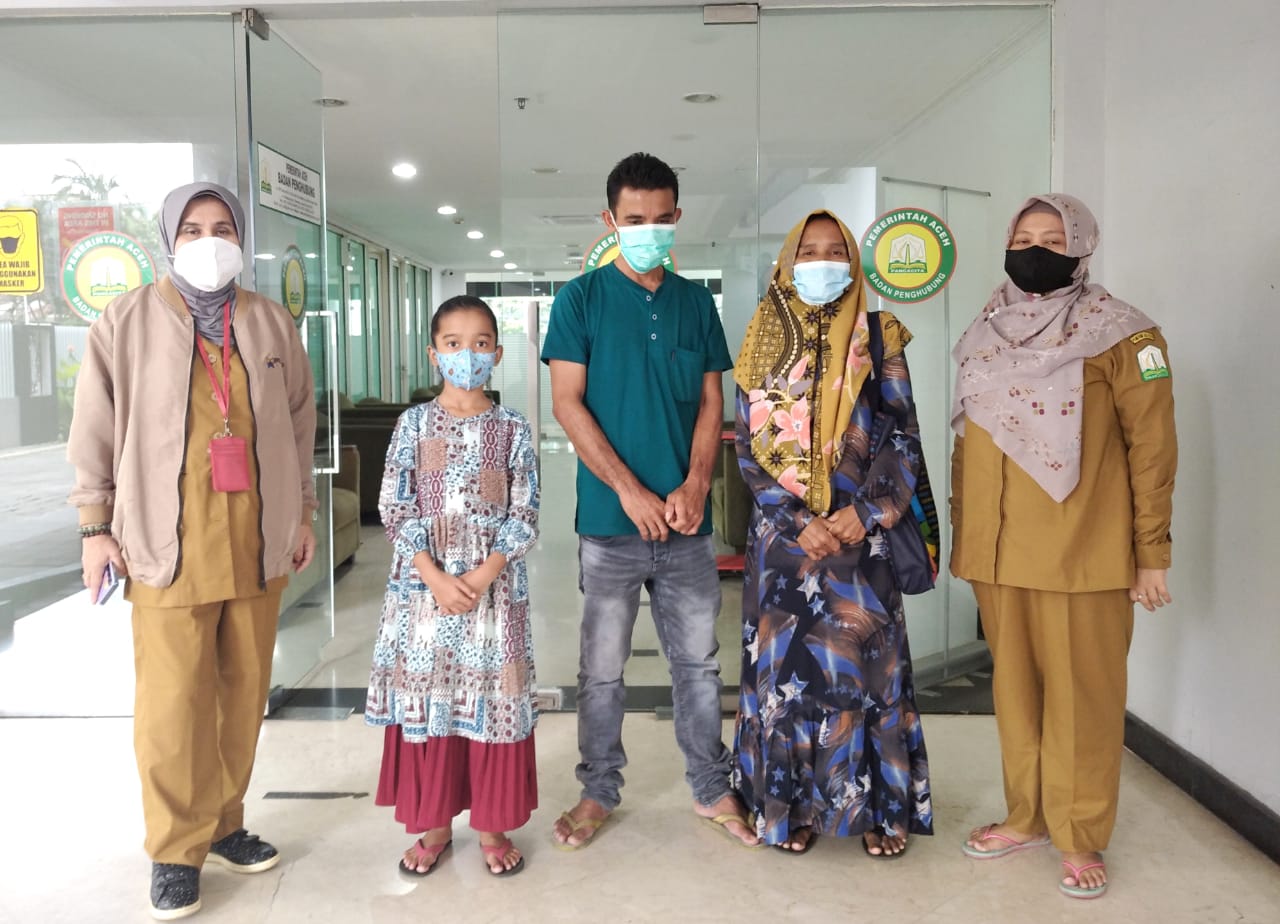 Kasubbid Hubungan Antar Lembaga dan Masyarakat, Cut Putri Alyanur (kiri ujung) beserta staf tim BPPA saat melakukan foto bersama dengan tiga warga Aceh Utara di depan Kantor BPPA, Jakarta Pusat, Senin, 14 Maret 2022. (Foto: Humas BPPA)