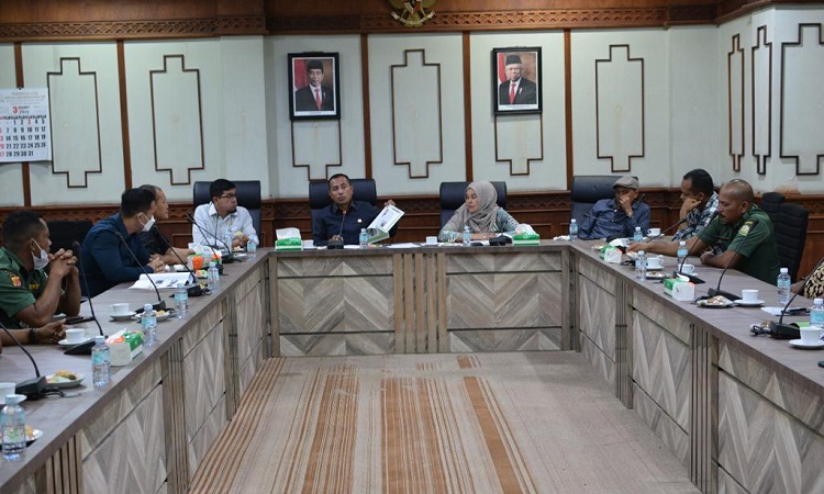 Audiensi Komisi II DPR Aceh dengan Pengurus Pengamanan Hutan (Pamhut) DLHK Aceh terkait masa kerja Tenaga Kontrak di Ruang Rapat Badan Musyawarah DPRA Rabu, (16/3/2022).