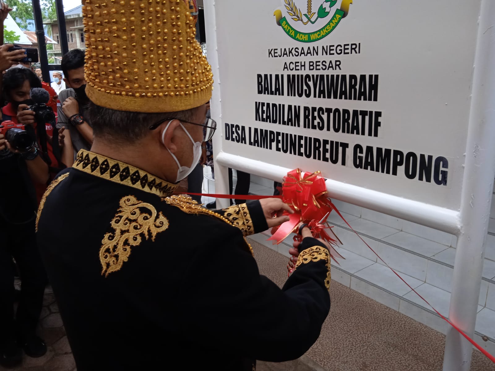 Kepala Kejaksaan Tinggi Aceh, Bambang Bachtiar saat melakukan pemotongan pita dalam acara launching Rumah Restorative Justice di Desa Lampeuneurut gampong, Darul Imarah, Aceh Besar. Rabu (16/3/2022). Foto: Nukilan/MIR