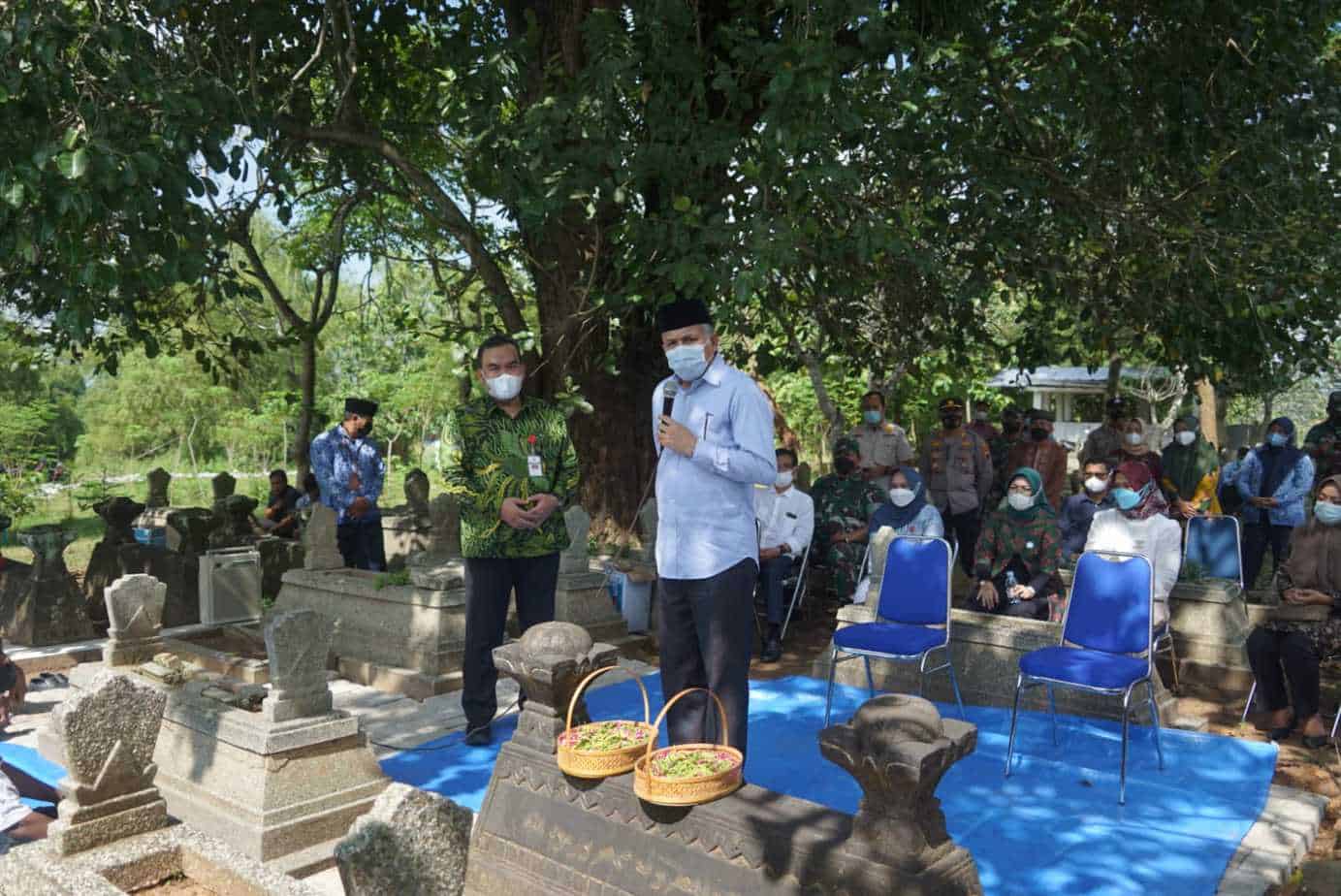 Gubernur Aceh, Nova Iriansyah didampingi Bupati Blora, Arief Rohman saat melakukan ziarah makam Pocut Meurah Intan di Komplek Makam Keluarga, Tegal Sari, Blora, Jawa Tengah. (Foto: Humas BPPA)