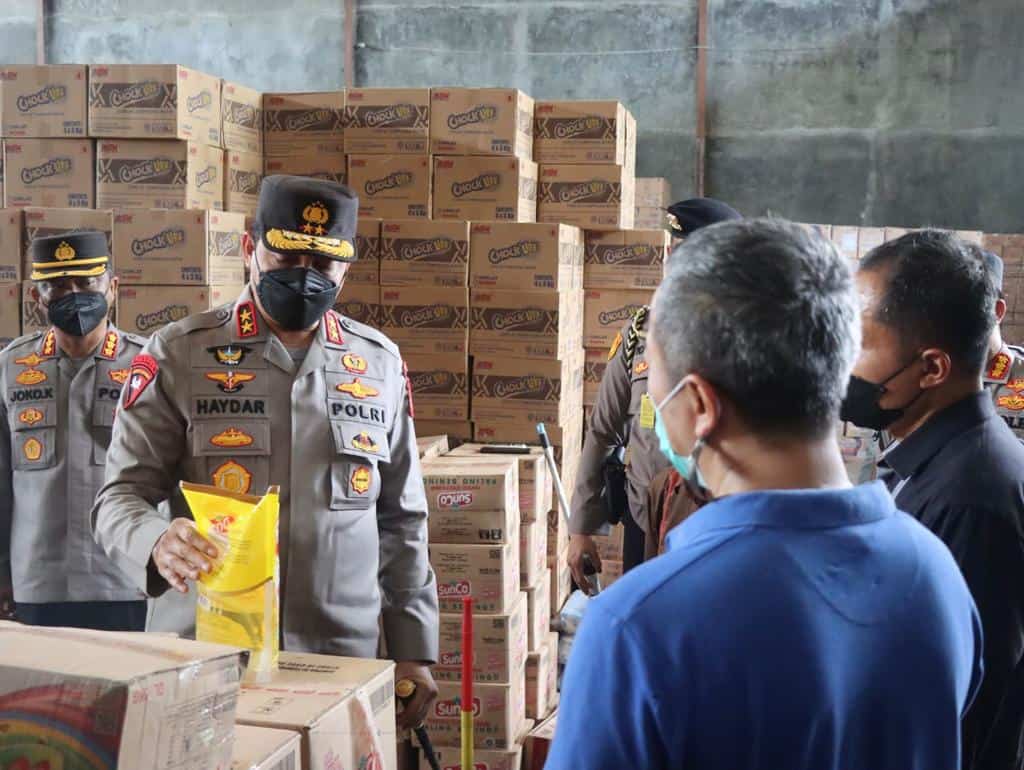 Kapolda Aceh Irjen Pol. Drs. Ahmad Haydar, saat mengecek langsung terkait ketersediaan minyak goreng di Banda Aceh dan sekitarnya. []