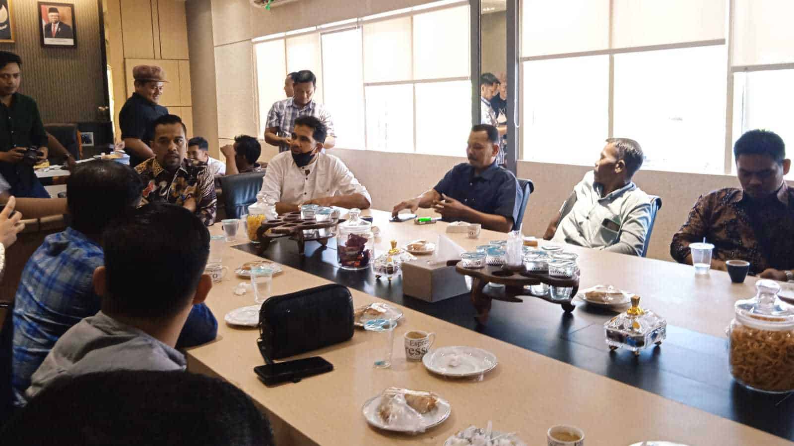 Wakil Ketua DPRA, Hendra Budian, SH saat menerima kedatangan 10 Reje (Kepala Desa)  Kecamatan Syiah Utama, Kabupaten Bener Meriah di Gedung DPRA, Kamis (17/3/2022). Foto: Nukilan/MIR