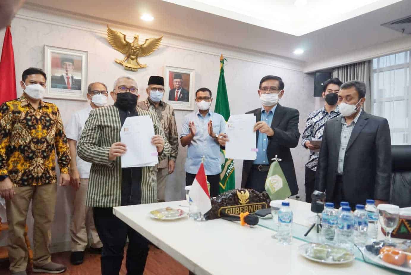 Gubernur Aceh, Nova Iriansyah menyaksikan penandatanganan kerjasama antara Pemerintah Aceh melalui BUMD PT PEMA dengan perusahaan ODIN Reservoir Consultant –Australia di Ruang Rapat Lantai 3, Kantor Badan Penghubung Pemerintah Aceh (BPPA), Cikini, Jakarta Pusat, Jumat, 18 Maret 2022. (Foto: Humas BPPA).
