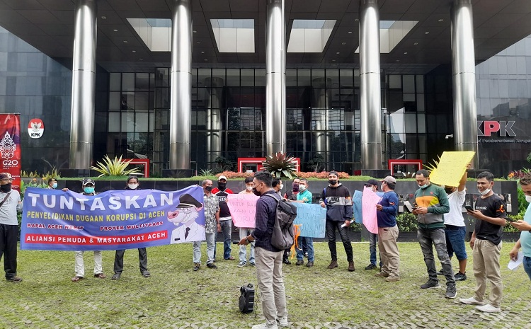Saat Menyampaikan Aspirasi Masyarakat Aceh di Depan Gedung KPK RI