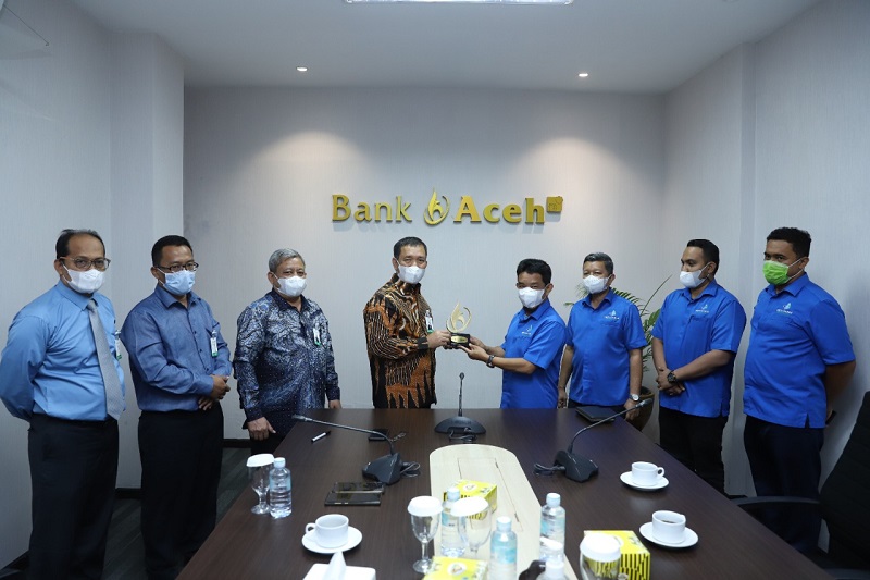 Direktur Utama Bank Aceh, Haizir Sulaiman bersama Direktur Utama PDAM Tirta Daroy Novizal Aiyub melakukan penandatanganan kerjasama pembayaran tagihan PDAM Tirta Daroy Kota Banda Aceh, di Kantor Pusat Bank Aceh.