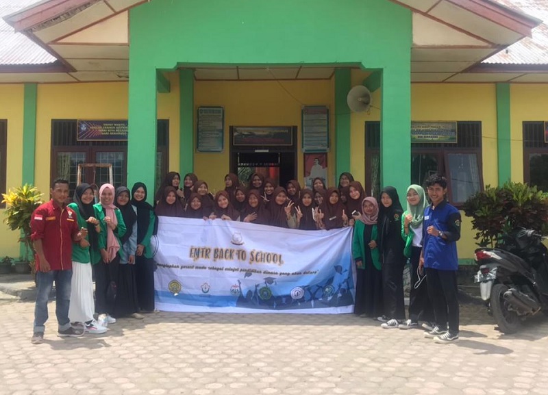 Forum Mahasiswa Trumon Raya (FMTR) melakukan kegiatan sosialisasi ke beberapa sekolah. (Foto: Nukilan/Hadiansyah)