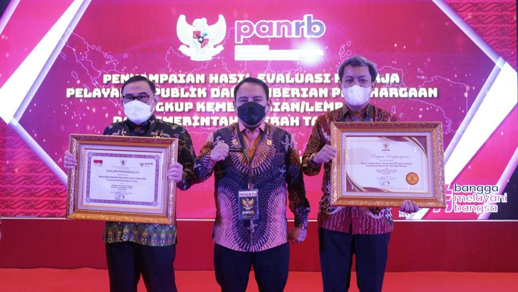 Sekjen Kemenkumham Komjen Pol. Andap Budhi Revianto, SIK., MH mewakili Menkumham menerima penyerahan Penghargaan Pembina Pelayanan Prima dari Kemenpan RB Cahyo Kumolo (Foto: Dok.Ist)