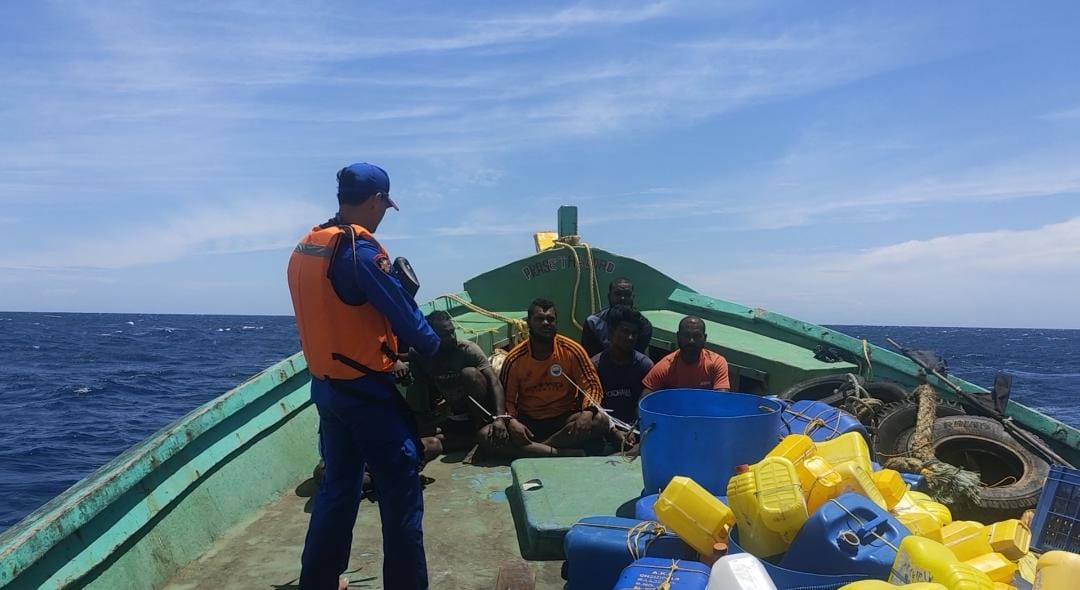 Direktorat Polisi Air dan Udara (Ditpolairud) Polda Aceh tangkap satu unit kapal KIA berbendera India karena melakukan penangkapan ikan di wilayah laut Indonesia (Foto: Dok.Ist)