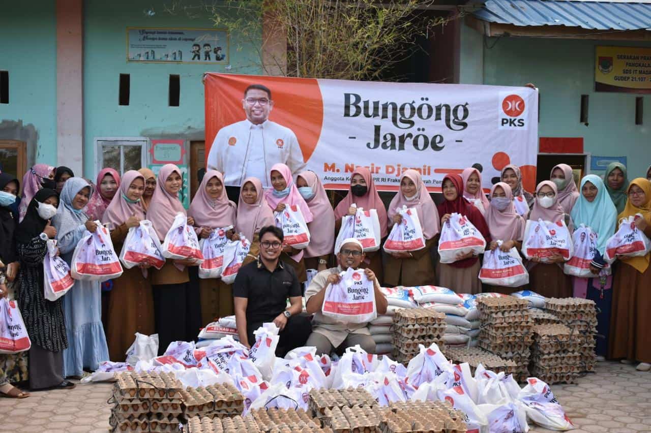 Nasir Djamil salurkan paket sembako (Foto: Dok.Ist)