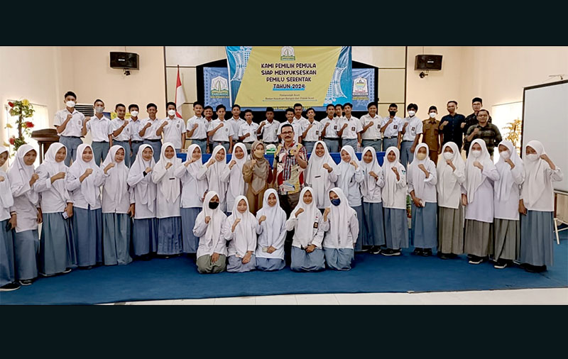 Kepala Bidang Politik Dalam Negeri Badan Drs. Arsyi, M.Si bersama Siswa di Aceh Singkil. (foto: Ist.)