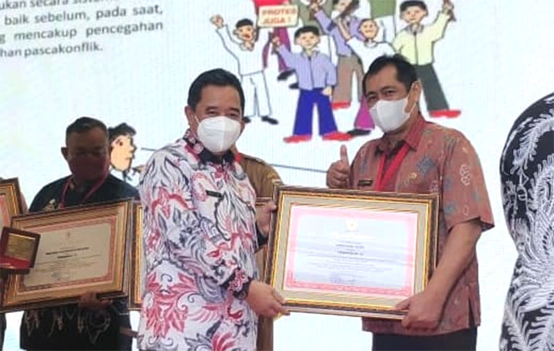 Plakat dan piagam yang diterima Kabid Penanganan Konflik dan Kewaspadaan Nasional Badan Kesbangpol Aceh, Dedy Andrian, SE, MM menerima plakat dan Piagam Tim Teroadu POenanganan konflik Aceh oleh  Dirjen Polpum Kemendagri Bahtiar. (foto: Ist.)