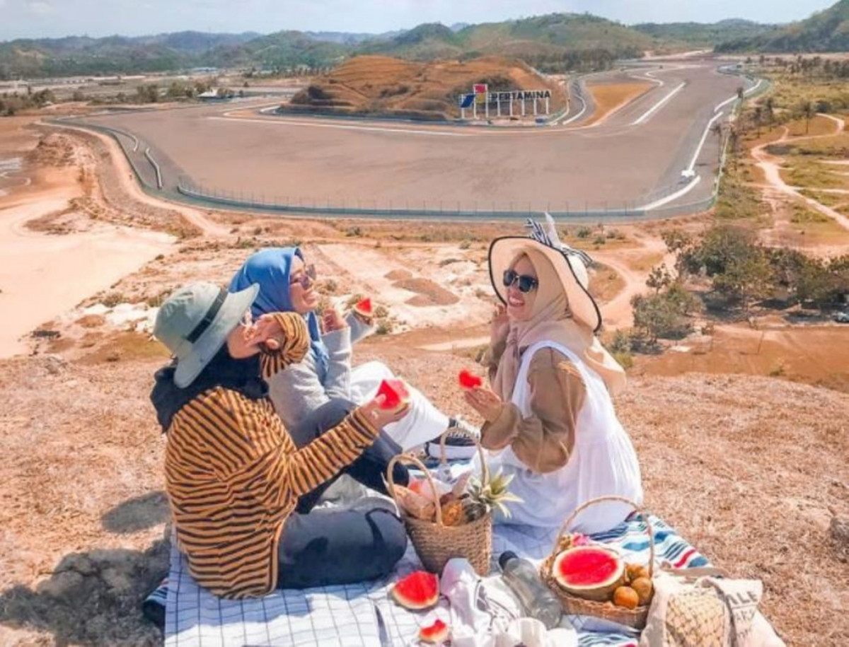 Bukit di Sirkuit Mandalika © instagram @travelsingle__