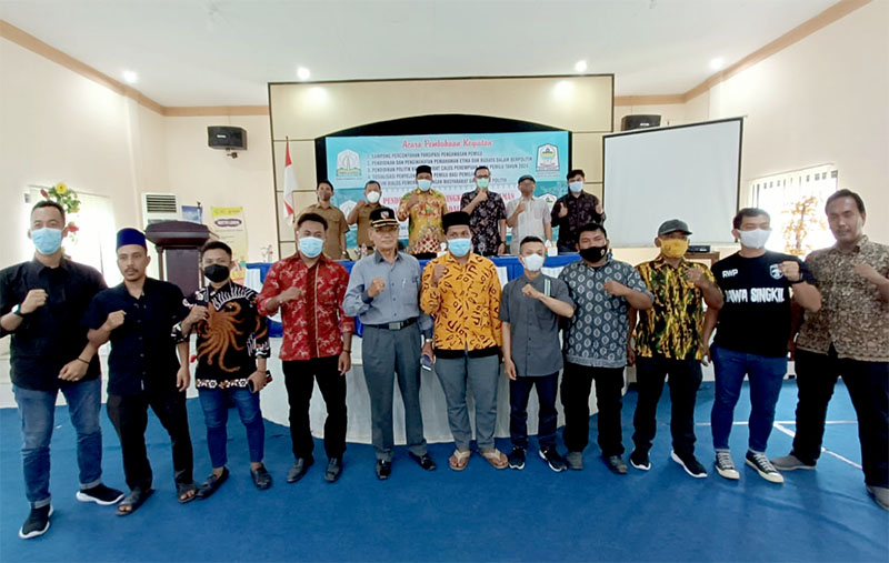 Bupati Singkil Dulmusrid dan Kepala Bidang Politik Dalam Negeri Badan Drs. Arsyi, M.Si Berpose berasama peserta. (Foto: Ist.)