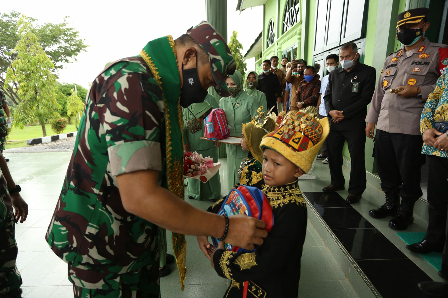 Pangdam Iskandar Muda Mayjen TNI Mohamad Hasan didampingi Ketua Persit KCK Daerah Iskandar Muda Ny. Ririx Hasan beserta rombongan melaksanakan kunjungan kerja di Kodim 0110/Abdya. (Foto: Dok.Ist)