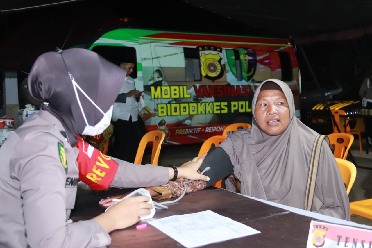 Polda Aceh membuka gerai vaksin dalam bulan Ramadan setelah terawih. Salah satunya di Masjid Babuttaqwa