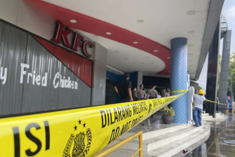 Police line terpasang di Suzuya Mall, Setui, Banda Aceh. (Foto: Antara)