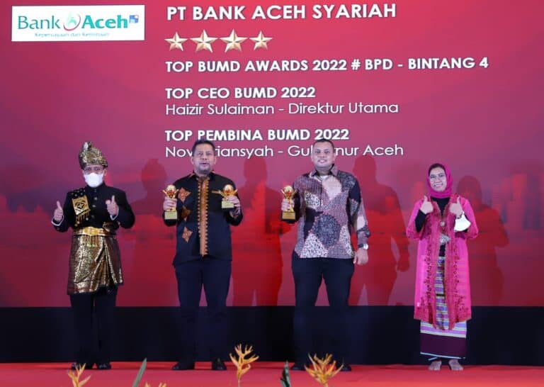 Direktur Dana dan Jasa Bank Aceh, Amal Hasan, menerima penghargaan Anugerah “Top BUMD Award 2022”, kepada Bank Aceh di Hotel Raffles di Jakarta, Rabu (20/04/2022). Award diserahkan langsung oleh CEO Majalah Top Business, M Lutfi Handayani.