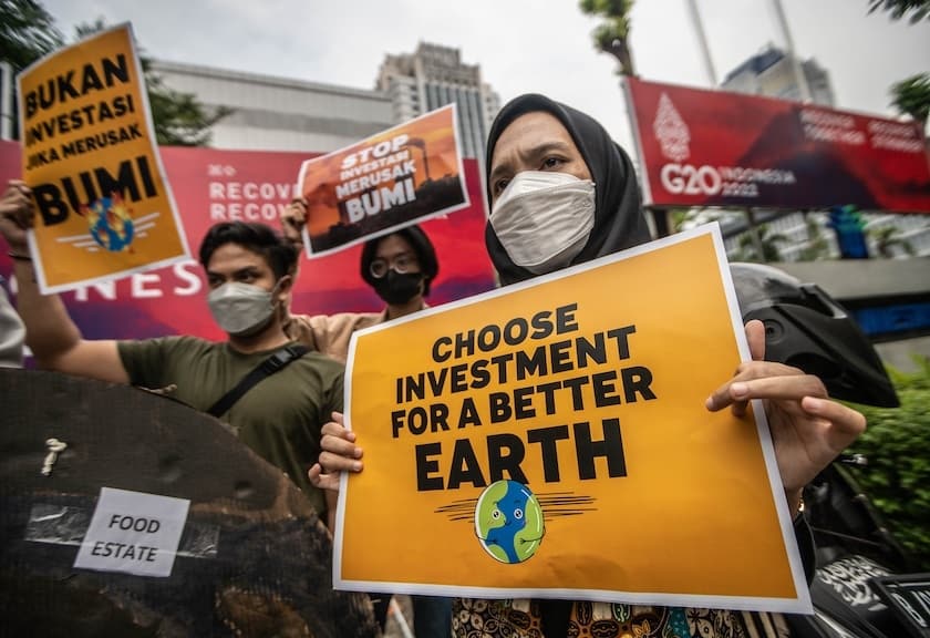 Bertepatan dengan Hari Bumi, anak muda dari sejumlah komunitas melakukan aksi iklim di depan Kementerian Investasi di Jakarta, Jumat, 22 April 2022. Mereka menuntut pemerintah untuk meninggalkan energi fosil dan fokus pada investasi energi berkelanjutan. (Foto: Betahita)