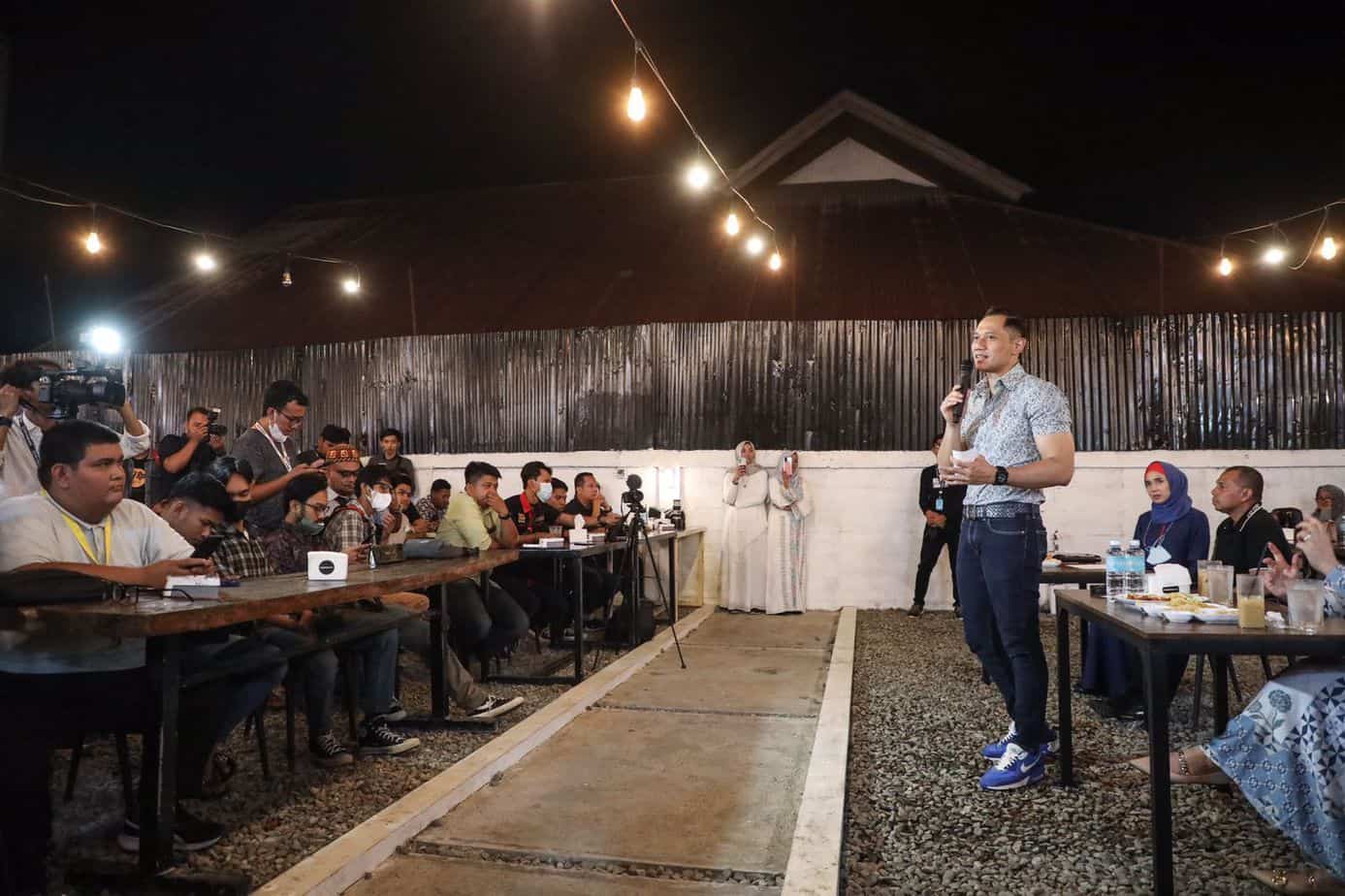 AHY saat ngopi bareng dengan millenial, wartawan, dan influencer Aceh di Station Coffee, Aceh Besar. (Foto: Dok.Ist)