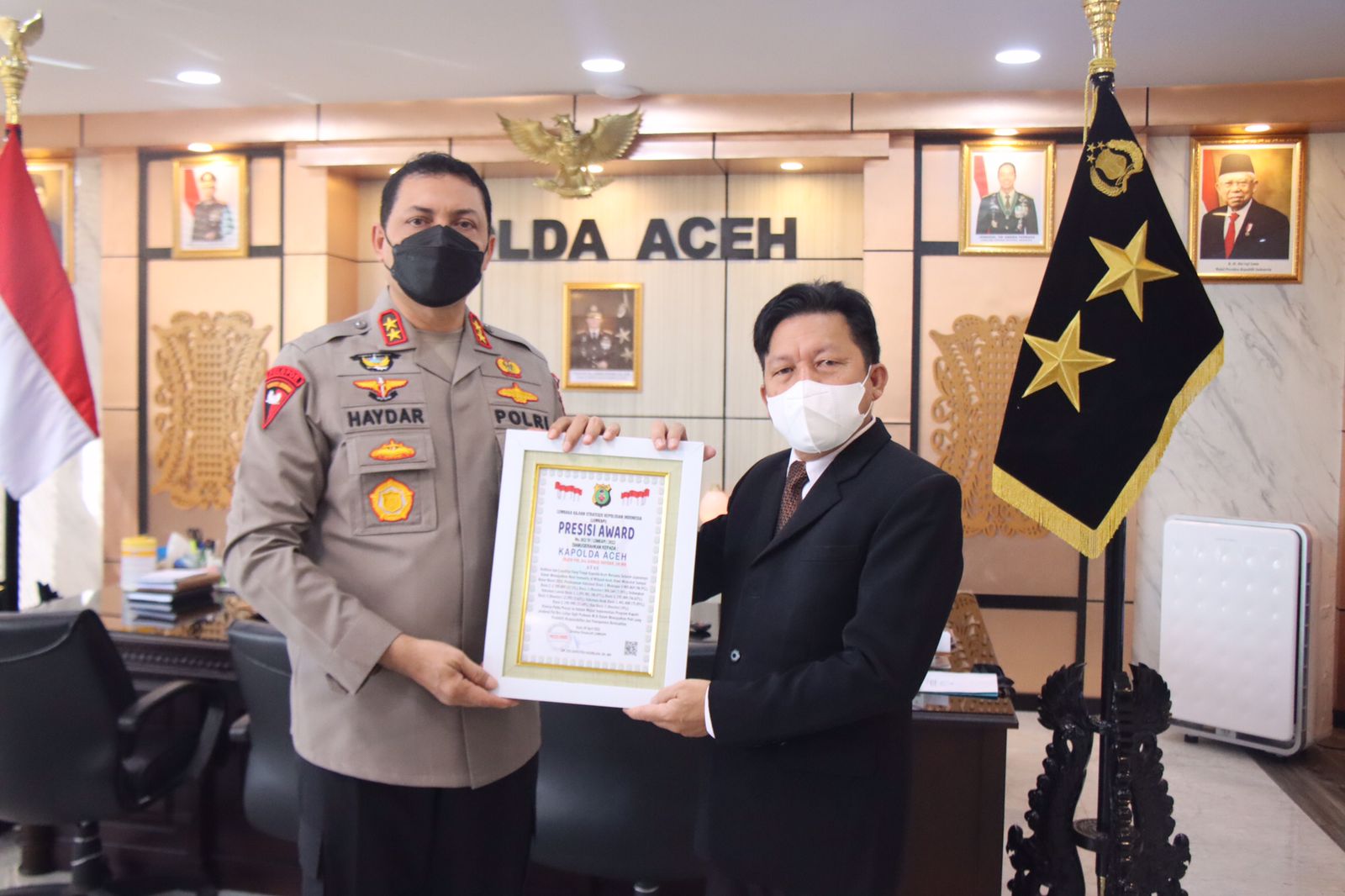 Kapolda Aceh Irjen Ahmad Haydar menerima penghargaan dari Lembaga Kajian Strategis Kepolisian Indonesia (Lemkapi) di Mapolda Aceh