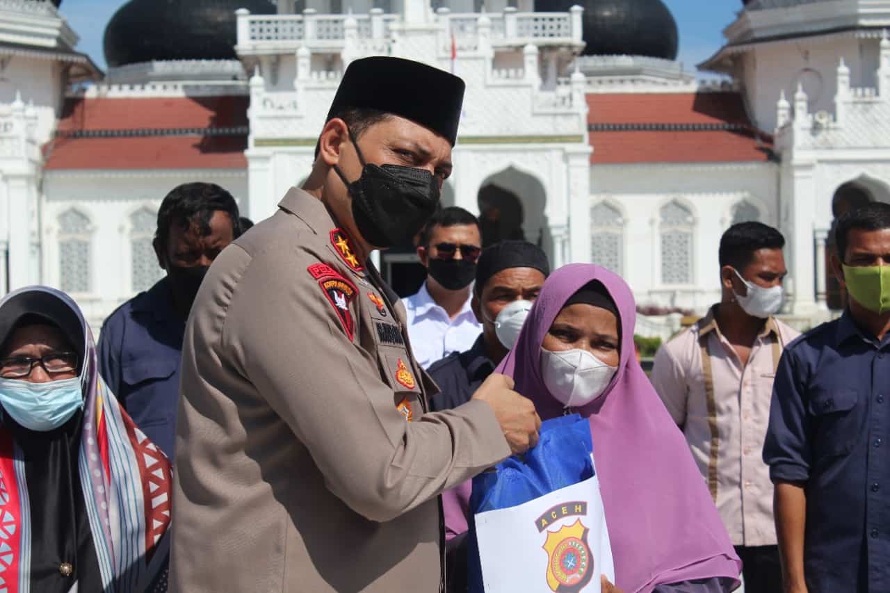 Kapolda Aceh Irjen Ahmad Haydar membagikan sembako kepada para petugas atau marbot Masjid Raya Baiturrahman, Kota Banda Aceh. (Foto: Dok.Ist)