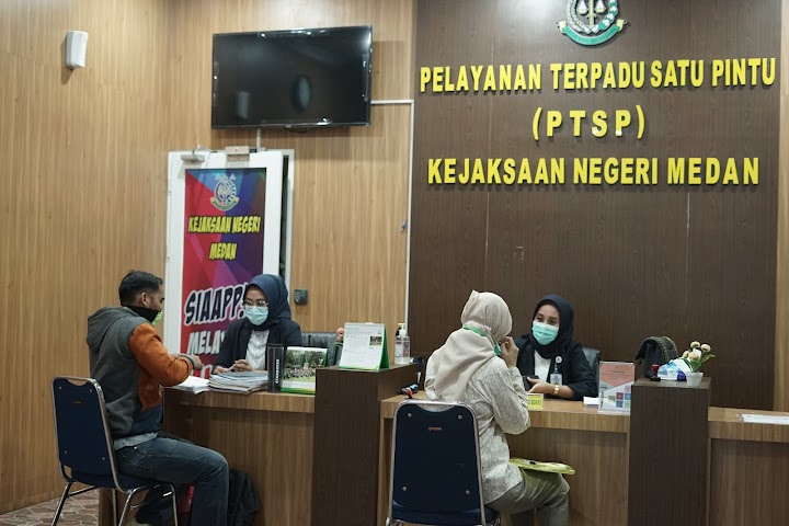 Pelayanan terpadu satu pintu (PTSP) Kejaksaan Negeri Medan. (Foto: Turut Sanjaya)