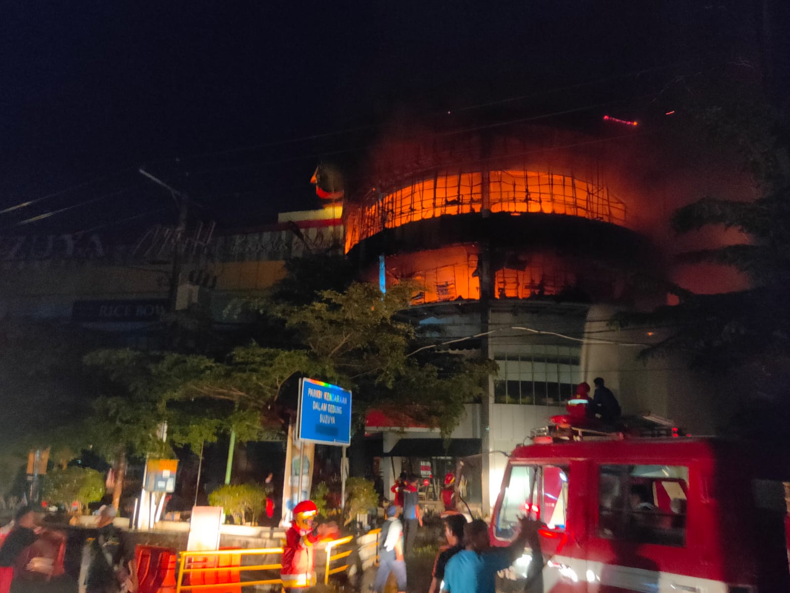Proses pemadaman api di Suzuya Mall Kota Banda Aceh, Senin (4/4/2022) malam. Foto: Nukilan/Reji.