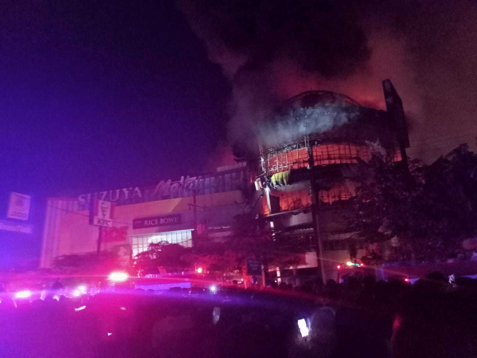 Malam Ini, Kobaran Api di Suzuya Mall Kian Membesar