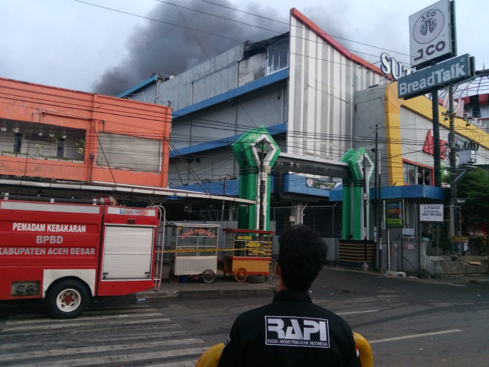 Suasana pada Selasa (5/4/2022) pagi di lokasi kebakaran Suzuya Mall, Setui, Banda Aceh. Api masih belum bisa dipadamkan. (Foto: RAPI Banda Aceh).
