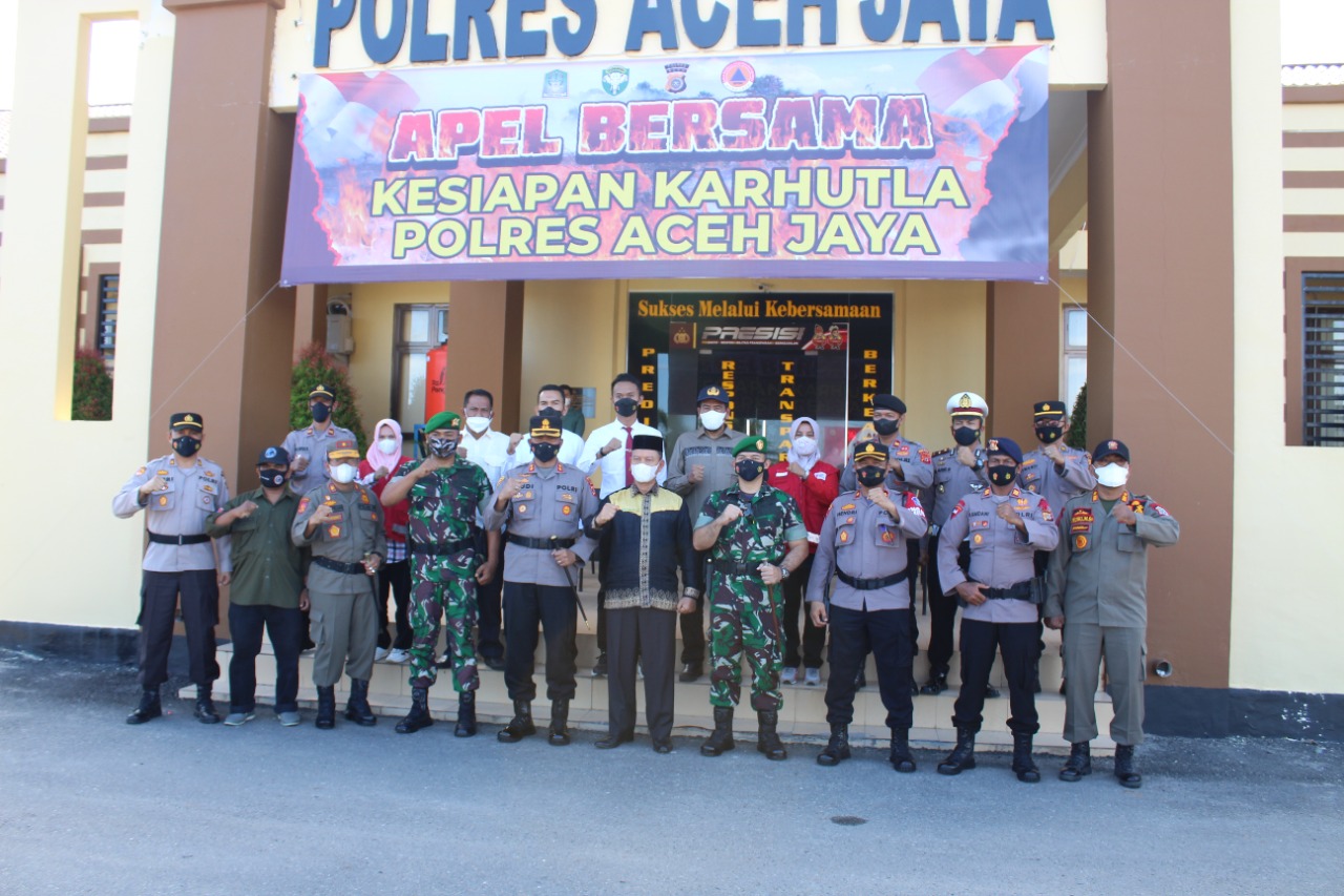 Apel bersama kesiapan karhutla yang diikuti oleh Dandim 0114/AJ, Setdakab Aceh Jaya, Kadis PUPR, Kalak BPBK, Kasat Pol PP, Ketua PMI, Danki Kompi Senapan E Yonif 116, Danki Brimob, PJU Polres, dan Kapolsek Jajaran. (Foto: Dok.Ist)