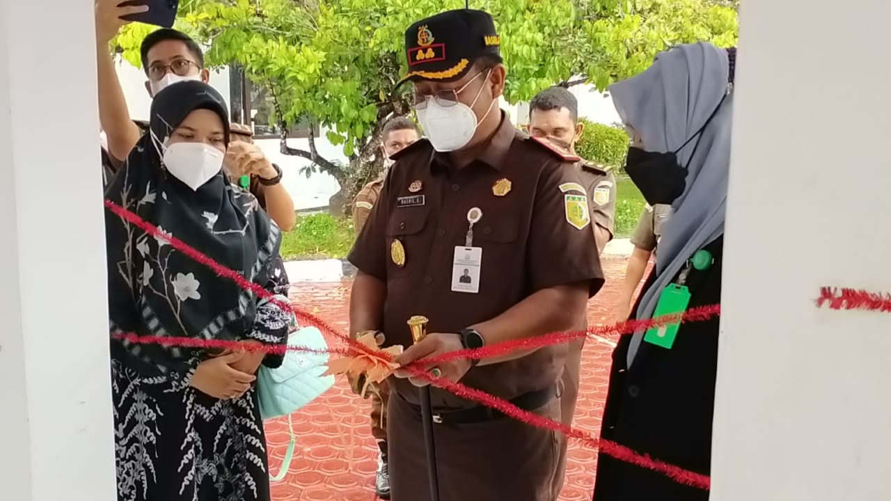 Kajari Aceh Besar, Basril G, SH, MH didampingi Plt. Kadinkes Aceh Besar, Nelly Ulfianti meresmikan Klinik Pratama Adhyaksa Kejari Aceh Besar, Kamis (7/4/2022). Foto: Humas.