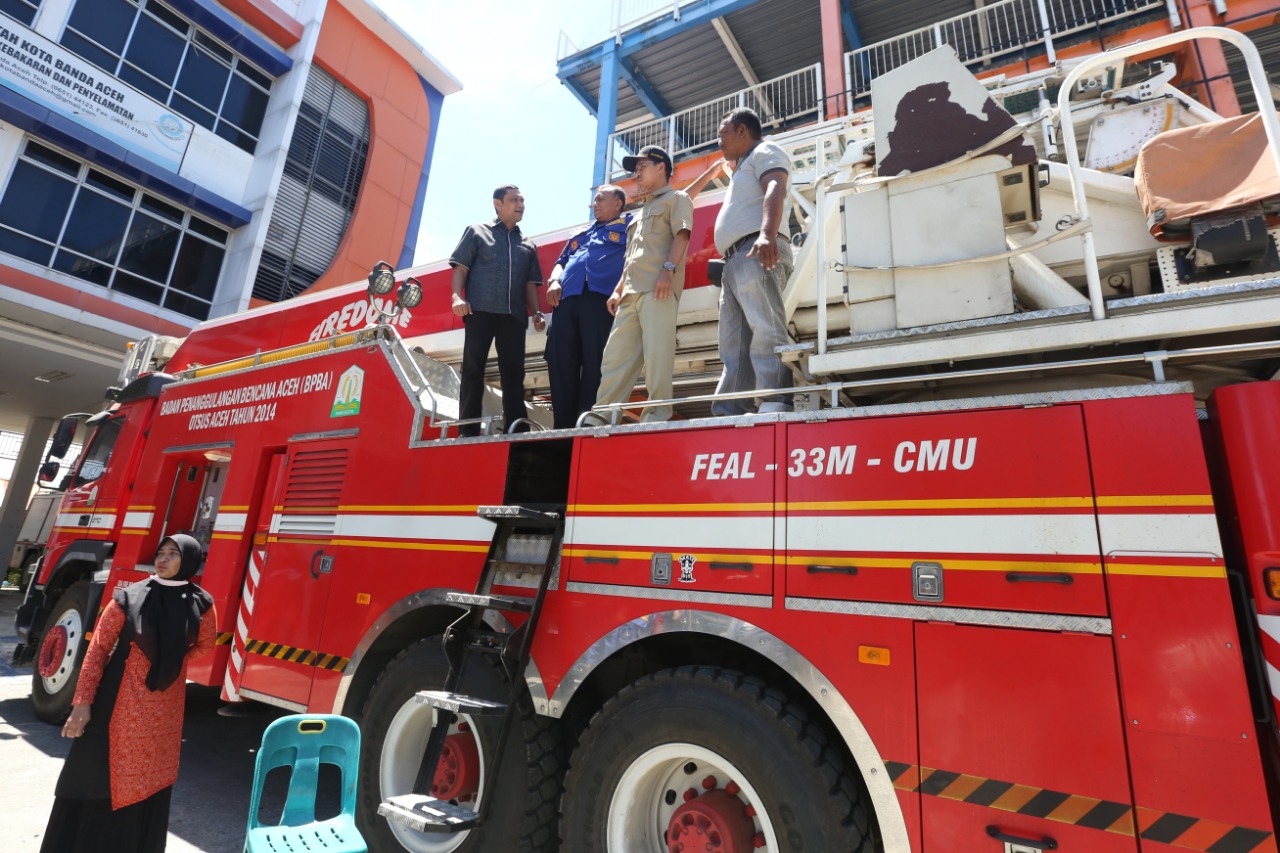 Tinjau Armada Damkar Banda Aceh, DPRK: Kondisi Mobil dan APD Sudah Uzur