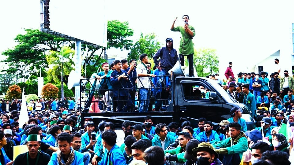 Orasi Warga di Tengah Aksi Mahasiswa, Tuntut DPR Aceh Selesaikan Perampasan Tanah