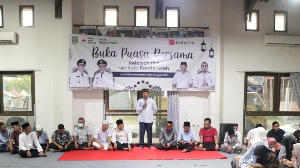 Ketua Dewan Kehormatan PMI Kota Banda Aceh, Zainal Arifin yang akrab disapa Cek Zainal saat memberikan sambutan di acara buka puasa bersama di PMI Kota Banda Aceh, Selasa (12/4/2022). Foto: Ist.
